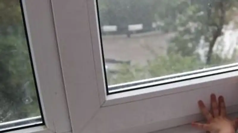 Спасатели рассказали, как защитить детей от выпадения из окон