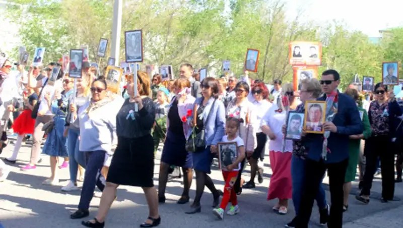 В шествии "Бессмертного полка" в Атырау приняли участие 200 человек