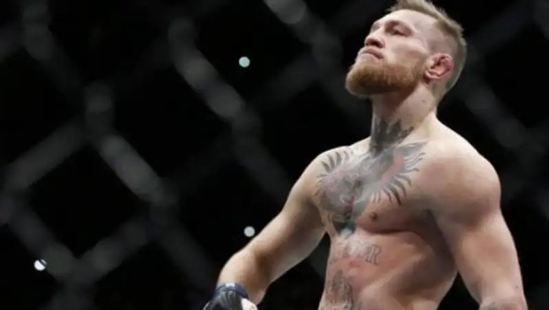 В сети появилось полное видео нападения Макгрегора на автобус