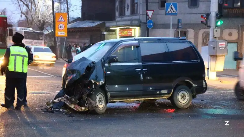 Автобус столкнулся с микроавтобусом в Алматы