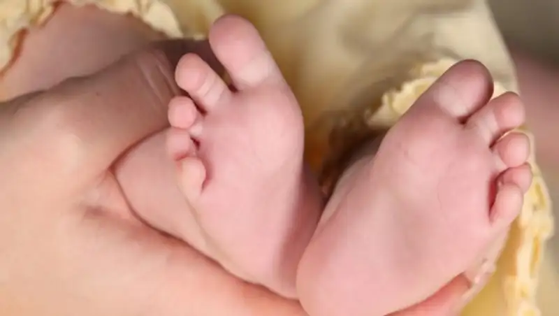 Новорожденного малыша нашли за гаражами в Уральске