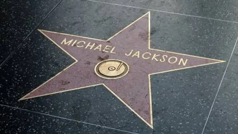 Британский писатель сместил Майкла Джексона в рейтинге богатых умерших знаменитостей