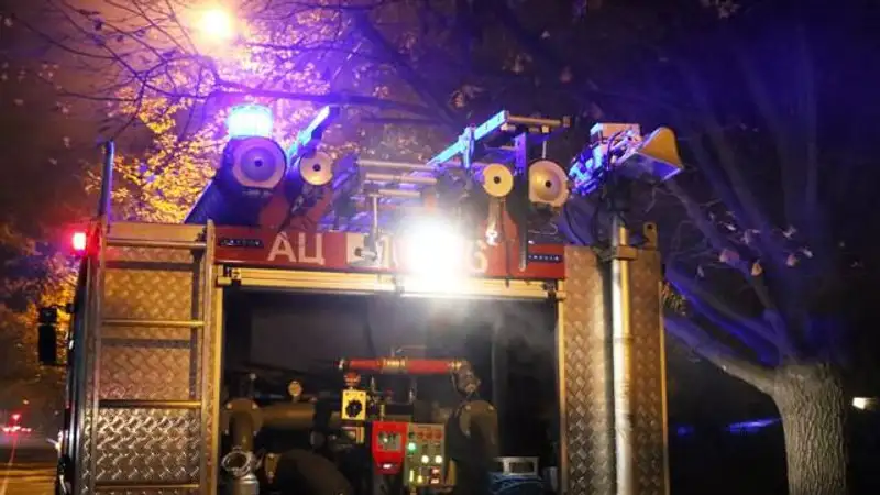 Восемь человек эвакуировали из горящего дома в Актау