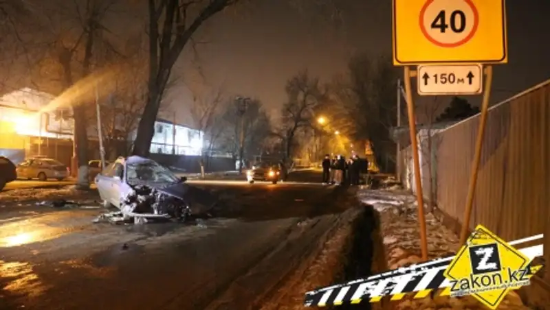 В Алматы Subaru протаранил дерево и столб