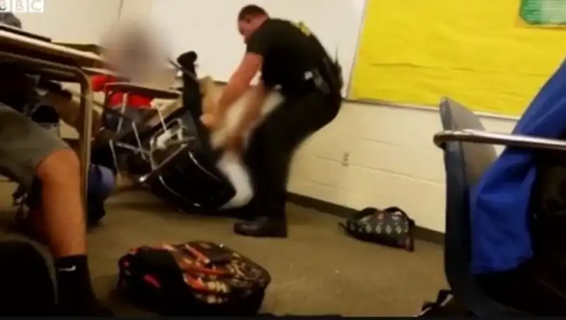 В США расследуют инцидент с применением полицейским силы к школьнице