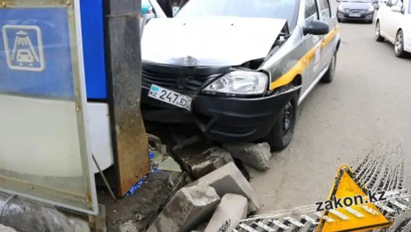 В Алматы машина охранной фирмы протаранила стелу АЗС
