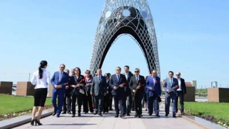 Депутаты Сената возложили цветы в музейно-мемориальном комплексе «АЛЖИР»