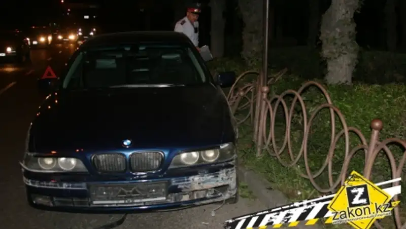 Водитель БМВ снес ограждения из-за подрезавшей его машины в Алматы