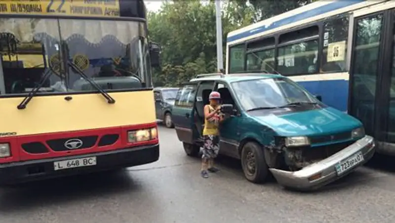 В Уральске пассажирский автобус попал в ДТП