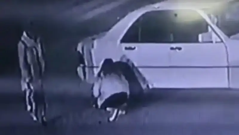 Девушки пытались поджечь автомобиль с помощью алкоголя