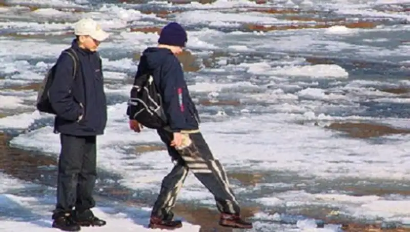Детей унесло на льдине в Актобе