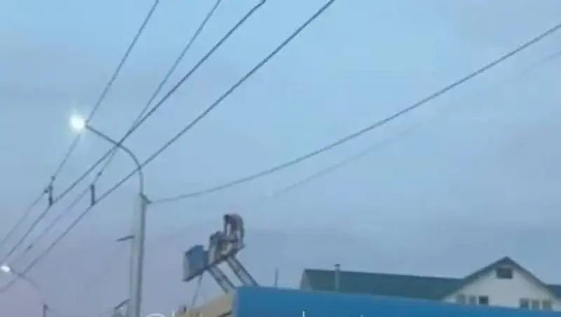 Видео с полуголым мужчиной на заправке прокомментировали в полиции