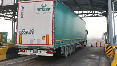 Сотни грузовиков застряли на границе Казахстана с Китаем , фото - Новости Zakon.kz от 25.07.2022 10:58