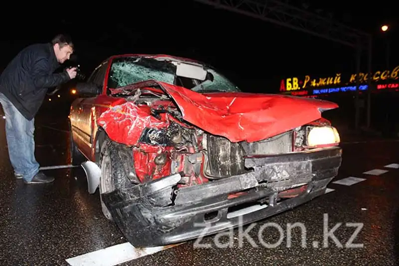 Водитель Мазды насмерть сбил пешехода и столкнулся с тремя машинами в Алматы (фото), фото - Новости Zakon.kz от 11.11.2013 17:05