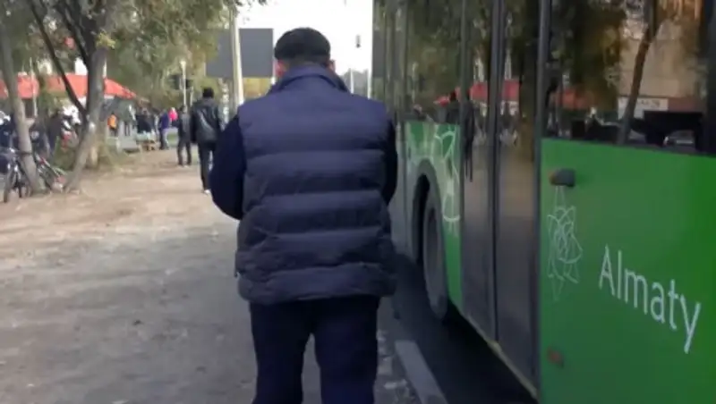 Водитель автобуса приехал в мечеть во время смены, его уволили