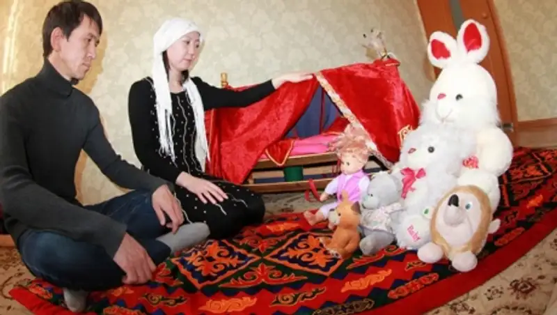 В Жамбылской области семейная пара готова удочерить девочку, выброшенную в туалет