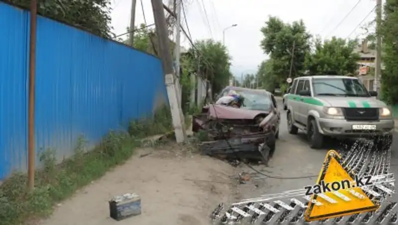 Opel врезался в столб линии электропередач в Алматы