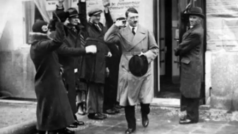 Найденный в спальне Евы Браун альбом с личными снимками Гитлера уйдет с молотка