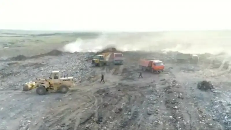 В Степногорске остановили огонь на мусорной свалке