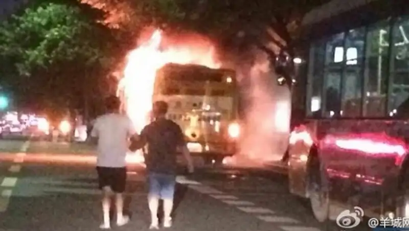 Взрыв автобуса в Китае: 2 человека погибли и 25 пострадали