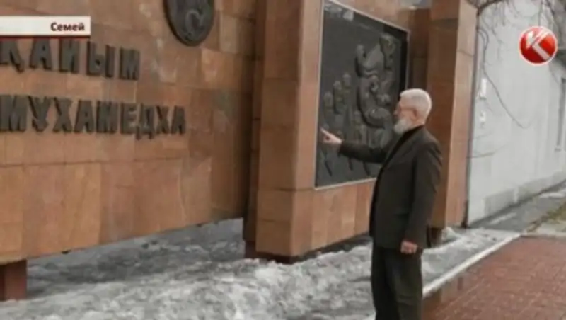 В Семее осквернили памятник известному ученому-абаеведу