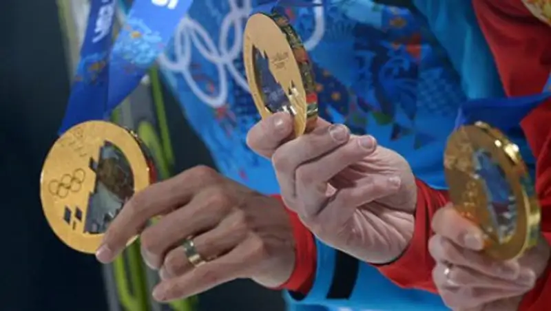 Лишенные медалей российские спортсмены начали сдавать награды в МОК