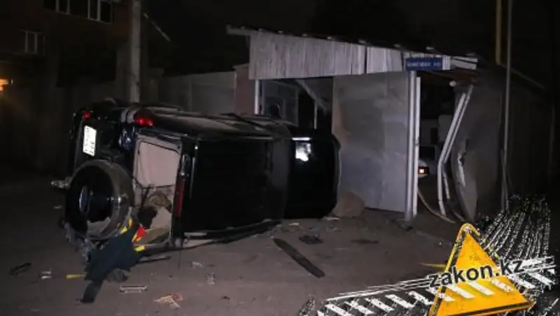 В Алматы Toyota Prado перевернулась на бок в результате ДТП