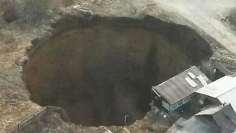 «Казцинк» назвал причины, из-за которых жилой дом в Риддере провалился в шахту