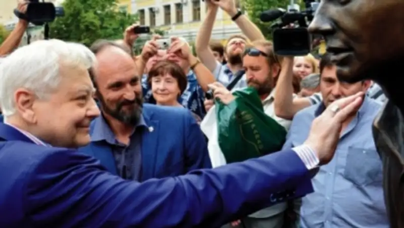 В Саратове открыт прижизненный памятник Олегу Табакову