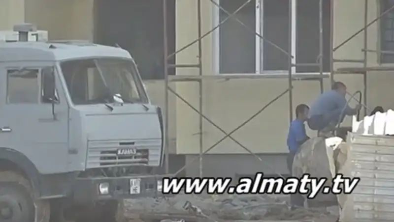 Большая стройка в микрорайоне Жас Канат возмутила местных жителей