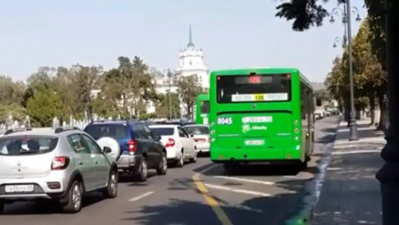 Автобус городского маршрута проехал по запрещенной полосе в Алматы