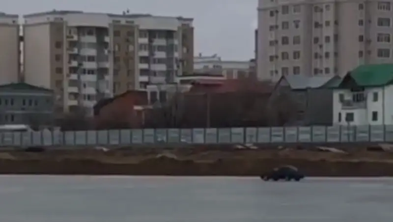 Лихача, катающегося на льду, разыскивают полицейские Атырау