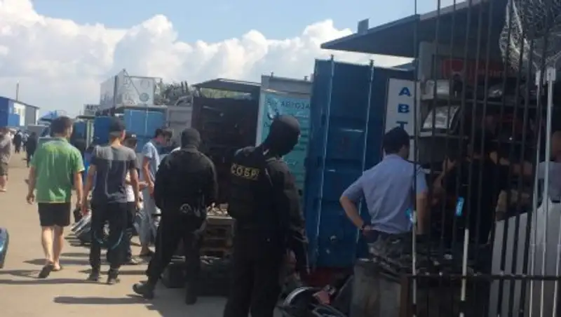 400 полицейских оцепили два авторынка в Астане