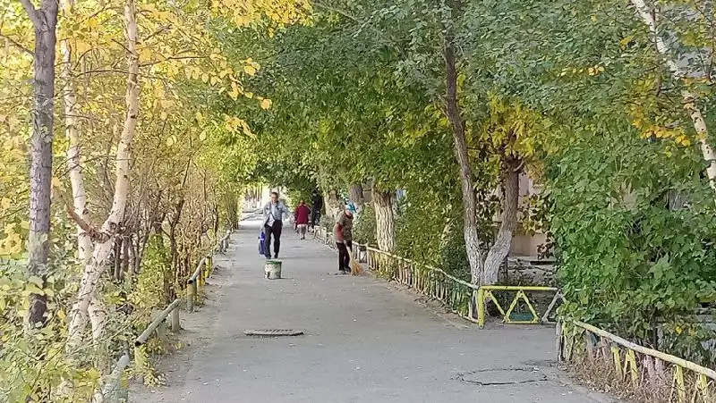 люди гуляют осенью, фото - Новости Zakon.kz от 25.09.2022 16:40