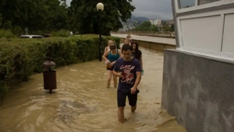 Почти 30 поездов и более 30 авиарейсов задержались в Сочи из-за ливней