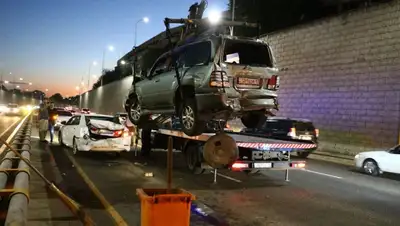 Бетономешалка протаранила 4 автомобиля в Алматы, фото - Новости Zakon.kz от 19.07.2022 22:29