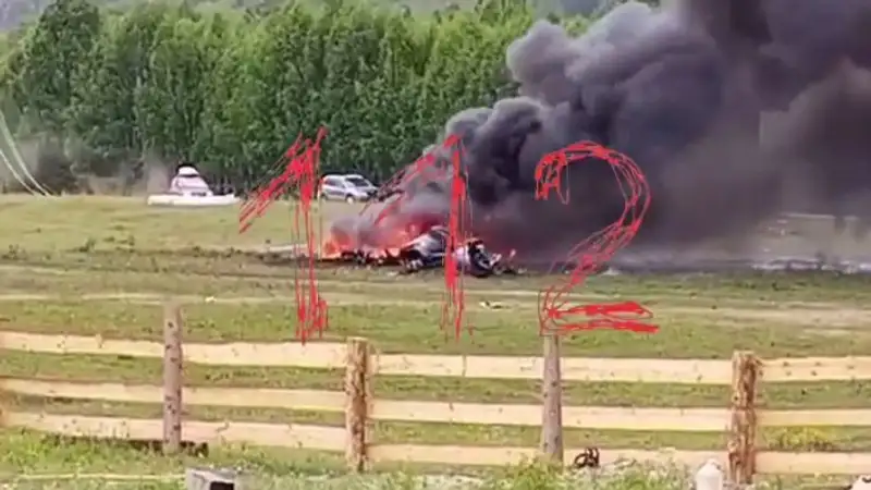 Вертолет с пассажирами загорелся в России на границе с Казахстаном