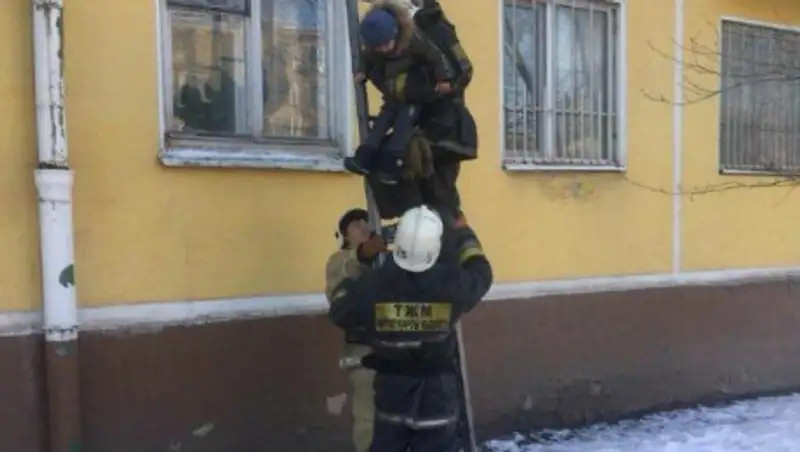 Детей спускали по лестнице – в столице горела пятиэтажка