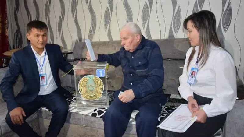 В Таразе ветеран ВОВ проголосовал на выборах