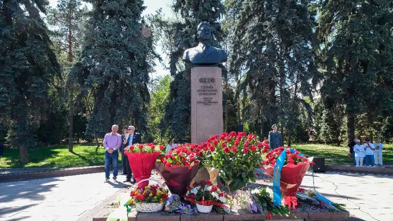 День памяти Динмухамеда Кунаева прошел в Алматы, фото - Новости Zakon.kz от 22.08.2022 15:23