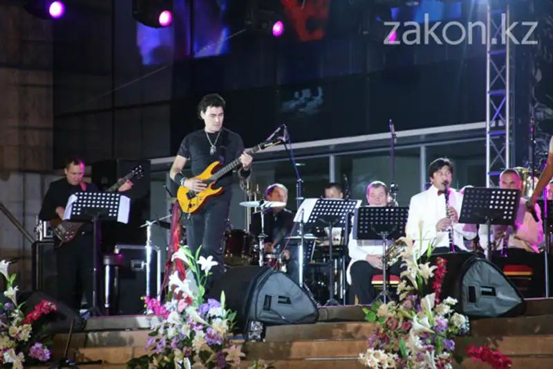 Парад оркестров в Алматы завершали классикой рока (фото) Парад оркестров в Алматы завершали классикой рока (фото), фото - Новости Zakon.kz от 10.09.2012 17:38