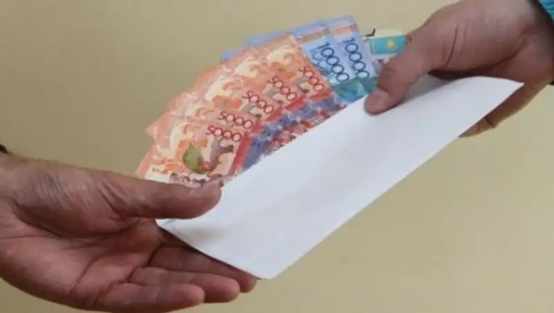В Атырау работник управления занятости задержан при получении взятки