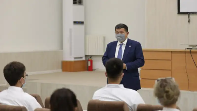 Аким Атырауской области Махамбет Досмухамбетов встретился с молодыми врачами