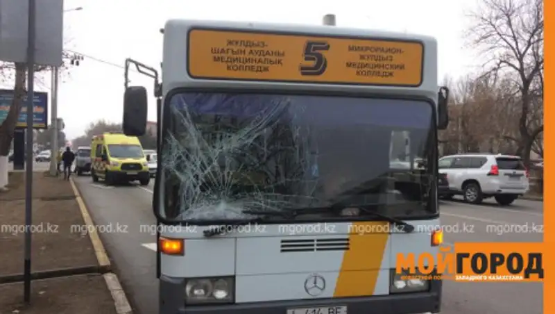 В Уральске пассажирский автобус сбил двух пешеходов