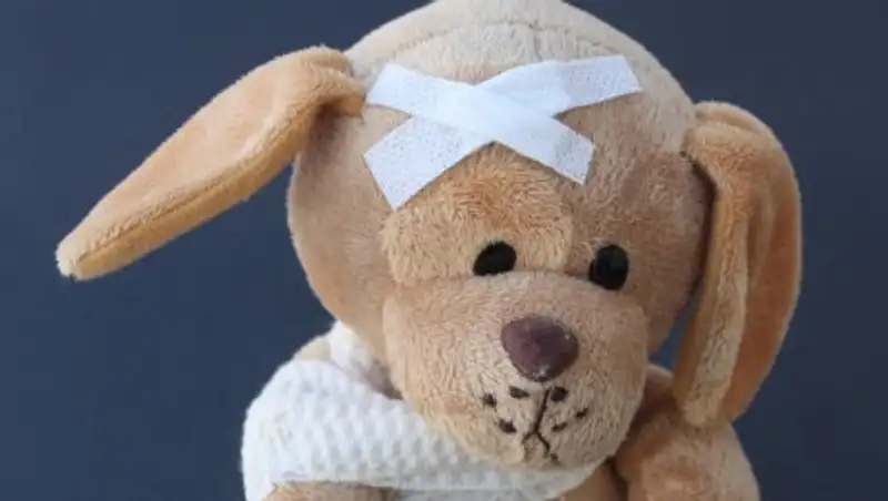 Двухмесячному ребенку разбили голову и переломали ребра