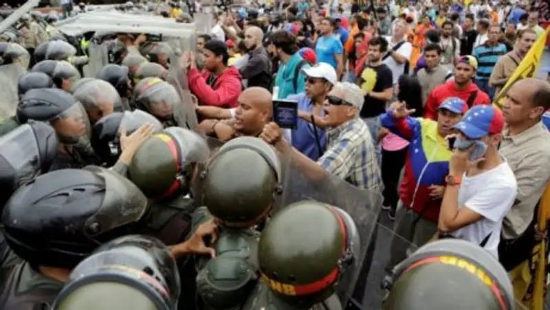 Десятки тысяч венесуэльцев идут за продуктами через границу в Колумбию