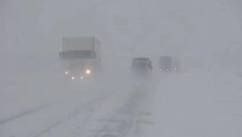 Практически нулевую видимость на трассе показали полицейские