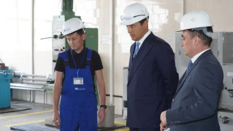 Гендиректор АО "КазТрансОйл" встретился со студентами-практикантами на производстве