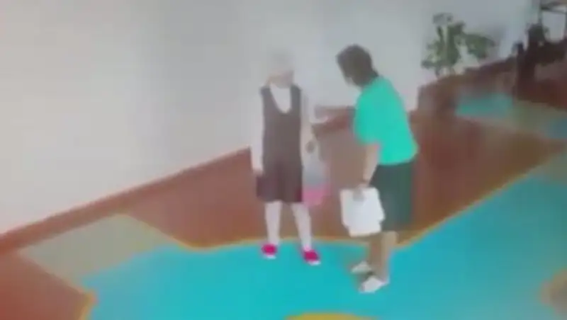 В Атырау из-за головного убора завуч ударила школьницу