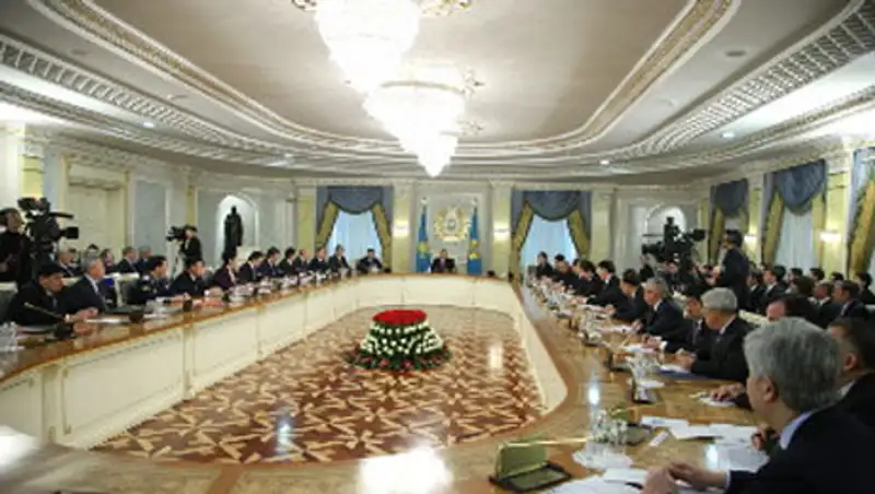 Н. Назарбаев поручил К.Масимову срочно внести предложения по МСБ